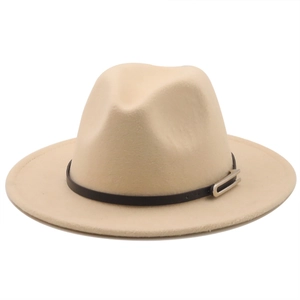 Chapeau fedora beige en feutre avec bord large et fine ceinture décorative en cuir noir