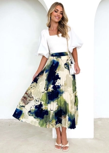Dames tweedelige set met witte top en geplooide rok met olieverfschilderij print