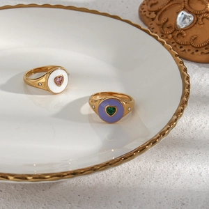 Détail des bagues plaquées or 18 carats avec émail coloré et pierres en forme de cœur