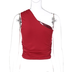 Dettaglio del crop top rosso monospalla con arricciature laterali e tessuto elastico