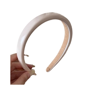 Serre-tête classique en cuir PU crème à bord large, fini brillant et doublure en velours