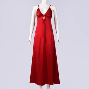 Détail d'une robe longue en satin rouge avec décolleté en V et laçage sur mannequin