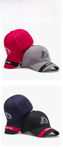 Détail de quatre casquettes Jungle Bill en rouge, gris, bleu marine et noir en coton