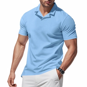 Vista detallada de la textura de punto tipo gofre azul claro en polo de hombre manga corta