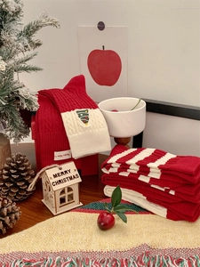 Gros plan de chaussettes de Noël en tricot rouge et blanc avec décor festif