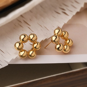 Polierte, vergoldete Kupferperlen-Ohrstecker in Blumenform mit geometrischem Design