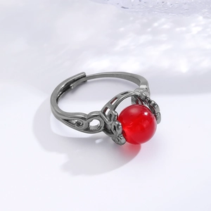 Makro-Detail des Vintage-Rings in Gunmetal mit rotem Stein und Hohlmuster-Design