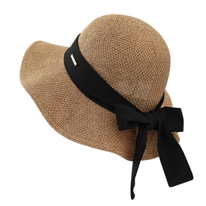 Cappello da sole in paglia a tesa larga da donna con grande fiocco nero e logo