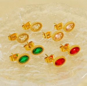 Dettaglio di quattro paia di orecchini vintage con smeraldi ovali e placcatura in oro