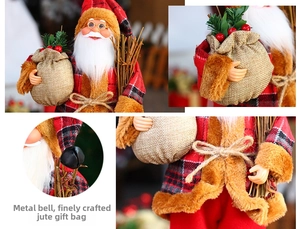 Détails de la figurine du Père Noël montrant cloche en métal, sac en toile et tissu rouge