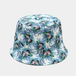 Gros plan du motif papillon et plume sur le tissu en coton du chapeau bob