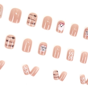Faux ongles roses à presser avec motifs de dessins animés et nœuds noirs élégants