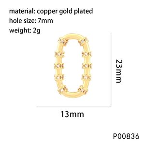 Détail du pendentif ovale en cuivre doré 23mm x 13mm avec incrustation de zircon