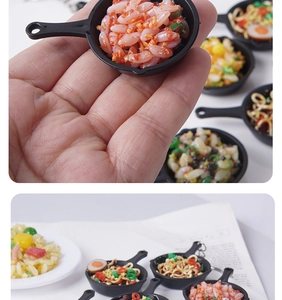 Miniature fried rice frying pan keychain with shrimp details and metal clip