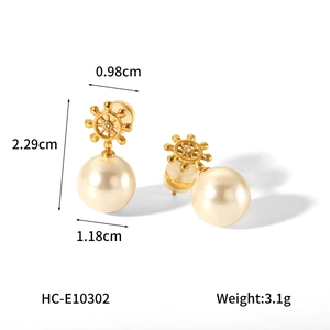 Detailed measurement view of 18K gold rudder stud earrings with pearl and size annotations