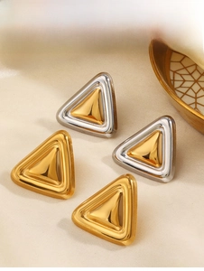 Détails de boucles d'oreilles triangulaires aux bords étagés en finitions or et argent
