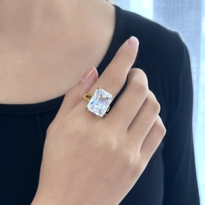 Anello vintage francese in acciaio inossidabile con zircone bianco taglio smeraldo