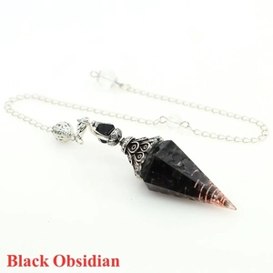 Makroaufnahme von Obsidian-Pendel mit Kupferdraht und verzierter silberner Metallkappe