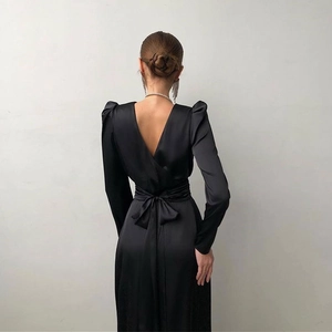 Robe de soirée élégante en satin noir à manches longues avec dos en V et nœud à la taille