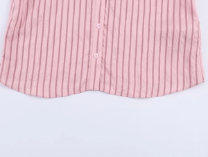 Detailansicht des rosa gestreiften Hemdsaums mit Knopfverschluss und Stofftextur