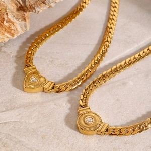 Elegante collana a catena cubana dorata con ciondoli a cuore e tondi con diamanti