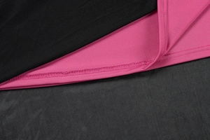 Detailansicht aus schwarzem Strickstoff, rosa Stoff und transparentem Mesh-Gewebe