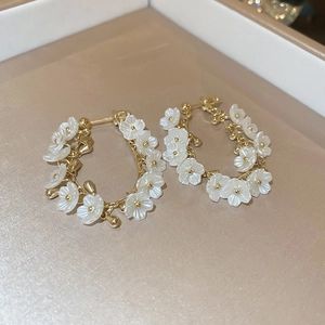 Boucles D'oreilles Créoles Douces En Fleurs Acrylique Blanc Avec Tige En Argent Cuivre Plqué Or Bijoux Pour Femmes