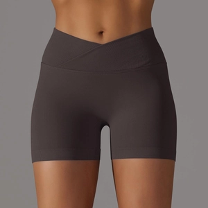Dettaglio degli shorts da yoga a costine a vita alta con cintura a V incrociata
