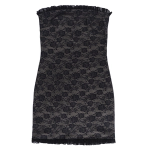 Détail de la texture en dentelle florale et des bords volantés sur une mini robe noire