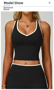 Gros plan du gilet de sport noir avec bordure contrastée blanche et détail ajouré