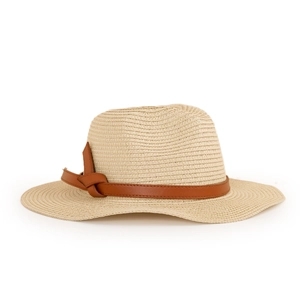 Détail d'un chapeau de soleil en paille beige avec ruban en similicuir marron à nœud