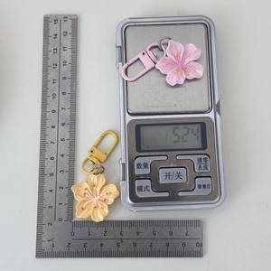 Detailansicht der Kirschblüten Anhänger mit Anzeige von Größe und Gewicht 5,24g