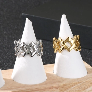 Set di anelli da uomo in oro e argento stile catena cubana su supporto bianco