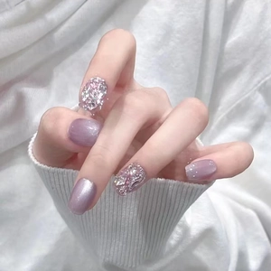 Unghie finte corte color lavanda occhio di gatto con strass scintillanti a mano