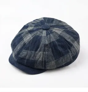 Gros plan sur la texture velours côtelé à carreaux vintage d'une casquette bleue