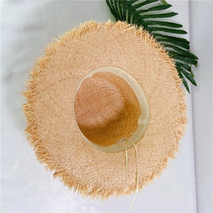 Détail du chapeau de paille avec bandeau de sudation et cordon de serrage réglable