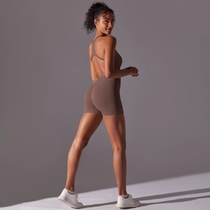 Détail d'un body de yoga sans couture marron foncé avec dos nu et tissu côtelé élastique