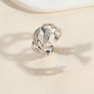 Gros plan détaillé d'une bague chaîne gourmette argentée avec cristaux pavés brillants
