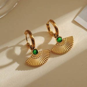 Vue macro de boucles d'oreilles en éventail plaquées or 18k avec zircon vert émeraude