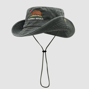 Détail de la broderie ours sur le chapeau bob en coton délavé gris anthracite foncé