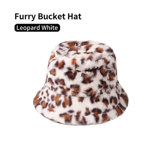 Détail du chapeau bob en peluche avec motif léopard blanc et marron en fausse fourrure