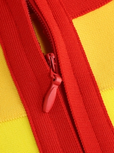 Détail de la fermeture éclair invisible rouge et du tissu en maille extensible de la robe