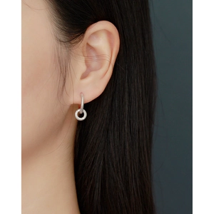 Close-up of s925 silver hoop earrings with twisted texture worn by a model