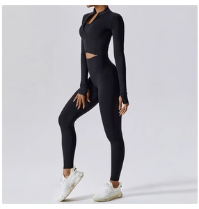 Vue détaillée de la veste de yoga noire avec passe-pouces et legging de compression sans couture