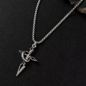 Gros plan sur collier chaîne box argentée avec pendentif détail épée et croissant de lune