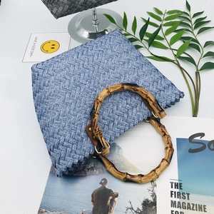 Sac fourre-tout bleu tissé avec poignées en bambou et design paille vintage