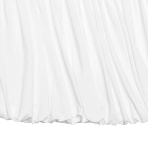 Gros plan détaillé montrant la texture du tissu plissé blanc de la robe sans manches