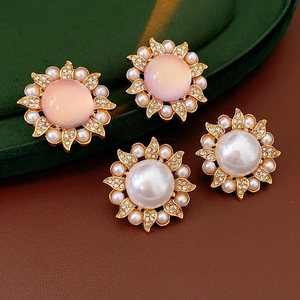 Détails de boucles d'oreilles tournesol vintage avec pierre rose, perles et cristaux