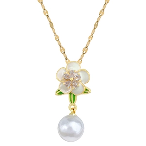 Collier élégant en acier titane doré avec perle et pendentif fleur en émail blanc