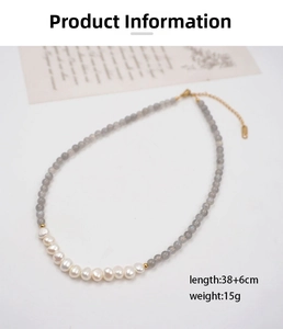 Détail du collier vintage en perles d'eau douce et pierre de lune avec fermoir doré